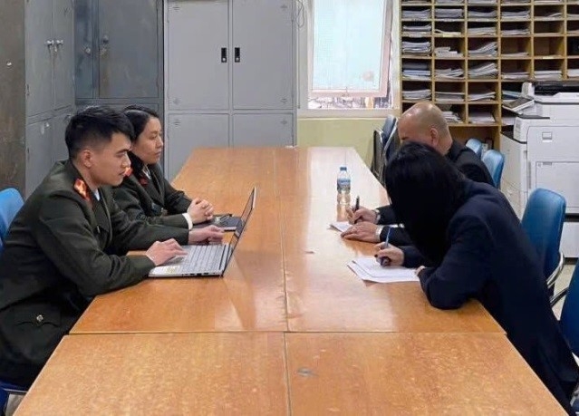 Phú Lê tại cơ quan công an