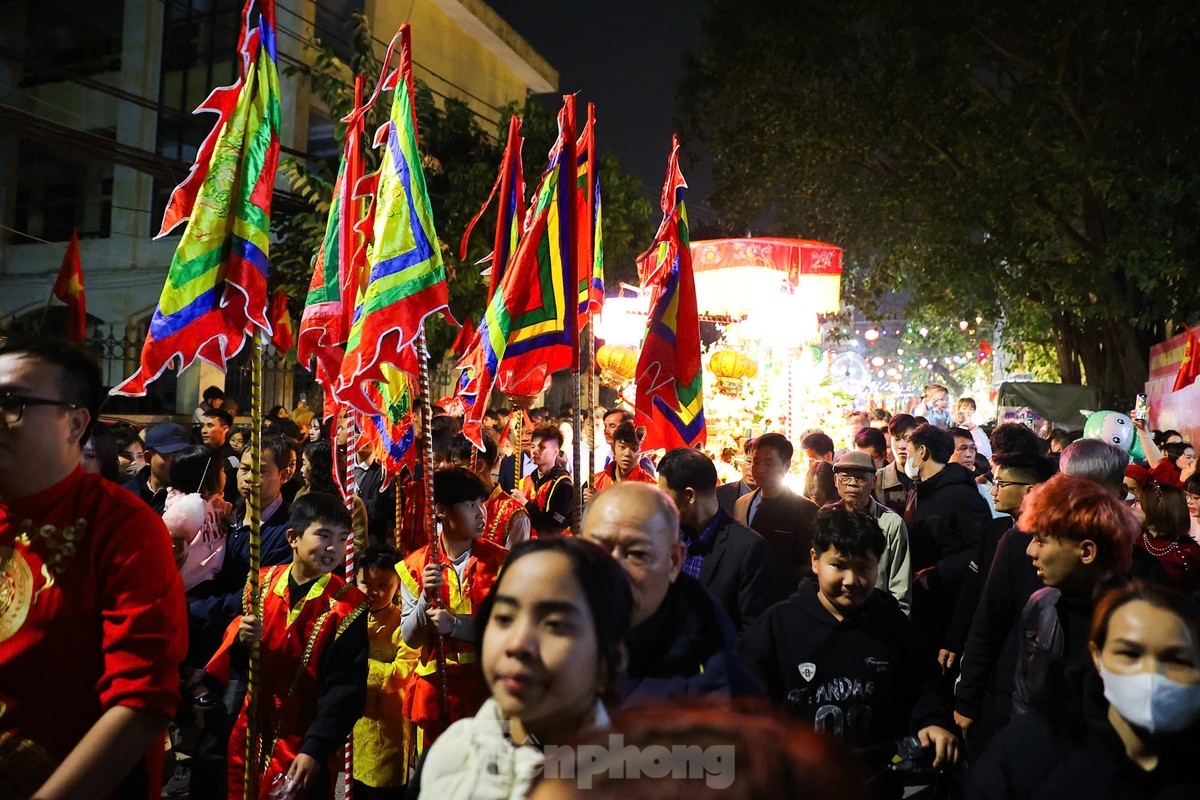 The festival is held to commemorate General Tam Lang who lived during the eighth Hung Due Vuong, or the 18th Hung King, period. He struggled to bring peace to the Vietnamese nation and local people worship him as a deity of the village.