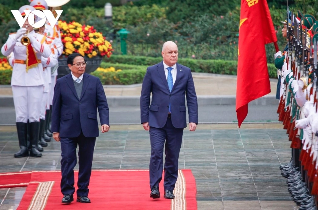 The two leaders review the guards of honour of the Vietnamese People's Army.