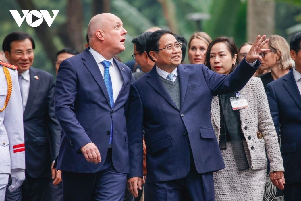 Following the ceremony, they proceed to the Government Office for official talks.