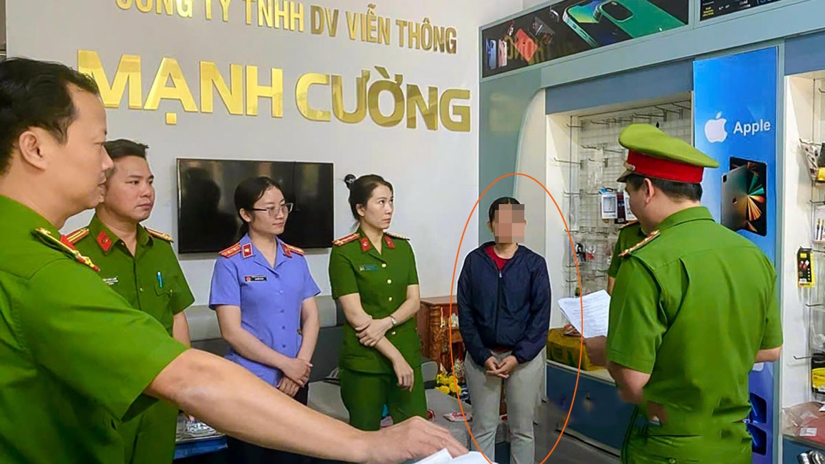 Thoa nghe đọc lệnh bắt tạm giam (ảnh: CA)