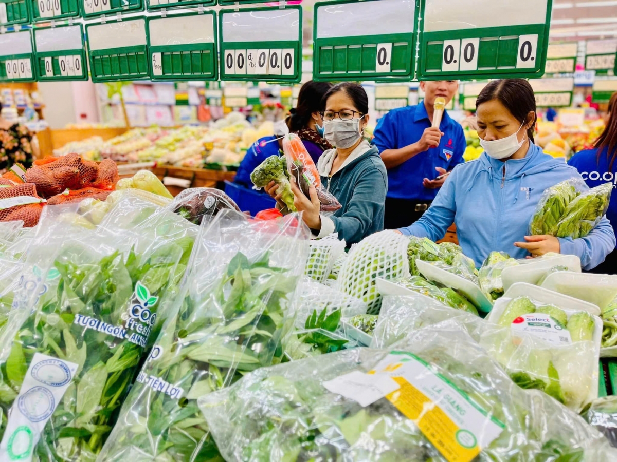 Rau củ quả, trái cây phủ đầy quầy kệ siêu thị