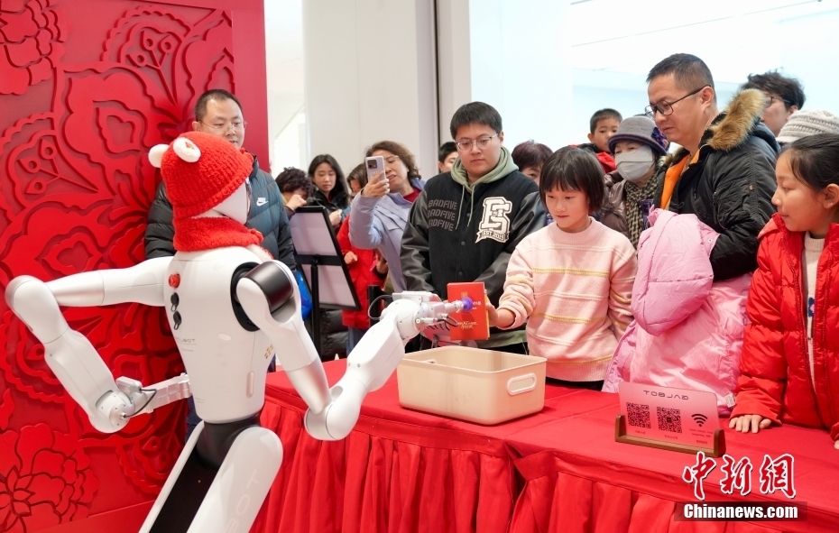Người dân tương tác với Thần tài AI. Ảnh: China News