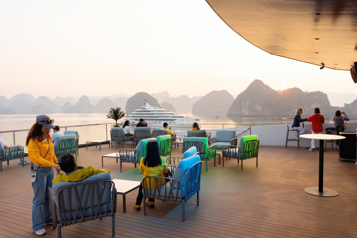 Hành trình Di sản của Grand Pioneers Cruise không chỉ đưa du khách khám phá những địa danh nổi tiếng mà còn tham gia các hoạt động ý nghĩa như dọn rác bãi biển và tìm hiểu về cách cộng đồng địa phương bảo vệ hệ sinh thái.