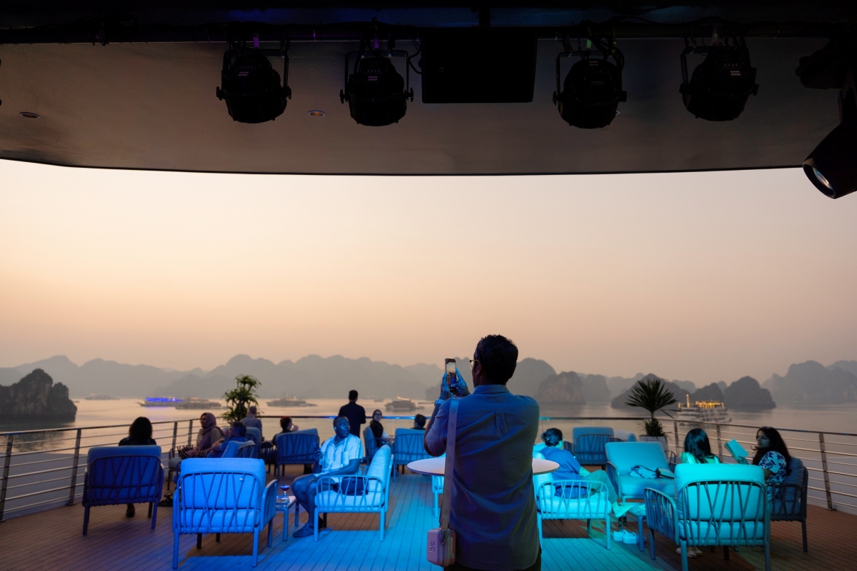 Tại Rhythm Of The Bay Sky Bar trên tầng thượng du thuyền Grand Pioneers, du khách được tận hưởng hơi thở của thiên nhiên vịnh Hạ Long và thưởng thức những ly cocktail tuyệt hảo.