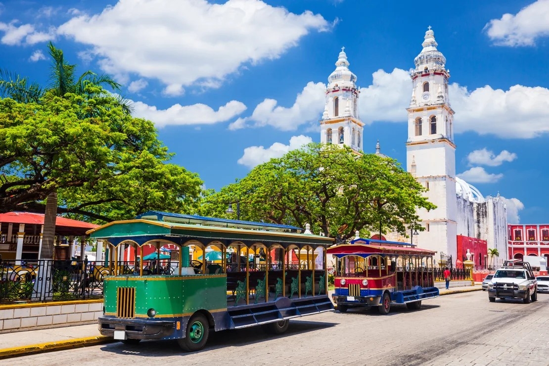 San Francisco de Campeche là thủ phủ của tiểu bang Campeche (Mexico). Những người đam mê kiến ​​trúc và lịch sử sẽ rất thích thú với thành phố cảng này, nơi sở hữu một thị trấn cổ có tường bao quanh đã được ghi danh là Di sản Thế giới.