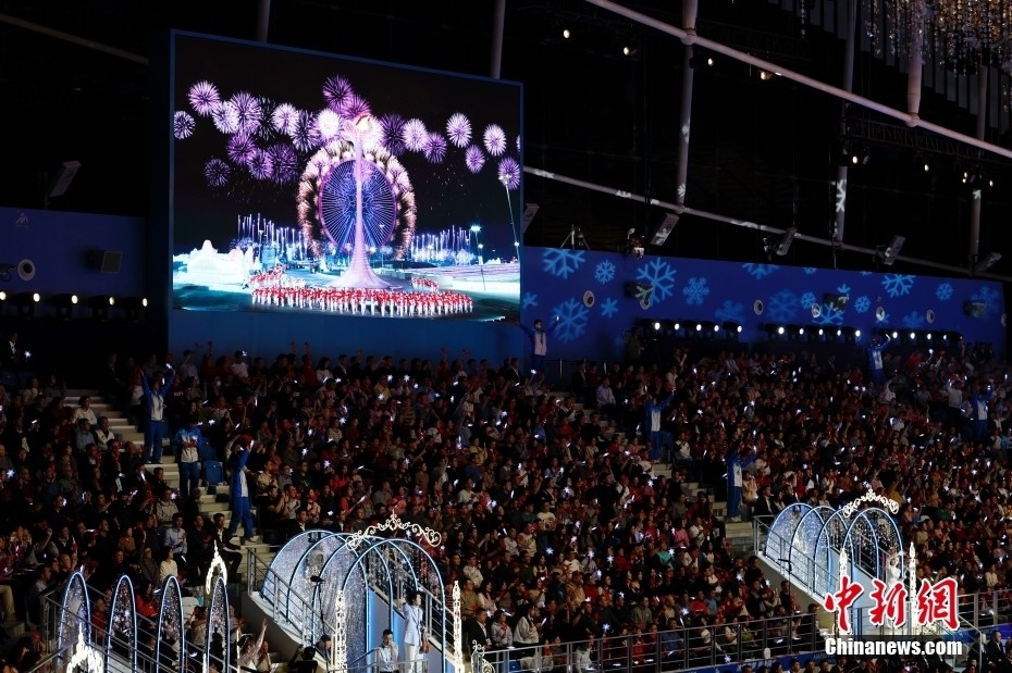 Thời khắc ngọn đuốc Đại hội Thể thao mùa đông châu Á 2025 chính thức được thắp lên. Ảnh: Chinanews