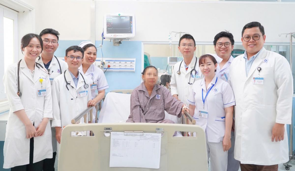 Niềm vui của bác sĩ và sản phụ trước khi xuất viện về nhà  (Ảnh BV cung cấp)
 