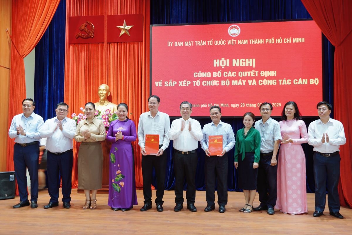 Ông Nguyễn Phước Lộc - Phó Bí thư Thành ủy, Chủ tịch Ủy ban MTTQ Việt Nam TP.HCM và bà Lê Thị Hồng Nga, Phó Bí thư Đảng ủy các cơ quan Đảng Thành phố trao quyết định thành lập Đảng ủy Cơ quan Ủy ban MTTQ Việt Nam Thành phố
