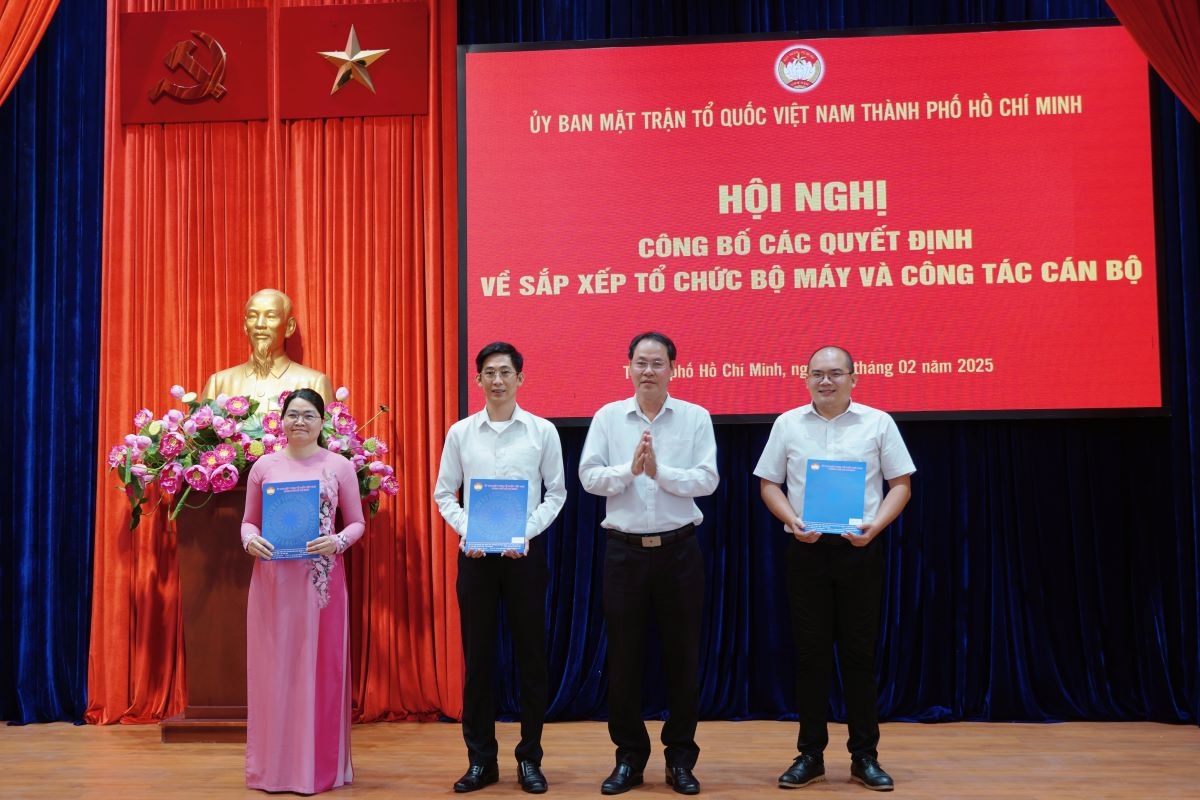 Ông Nguyễn Thành Trung, Phó Chủ tịch Thường trực Ủy ban MTTQ Thành phố trao quyết định điều động cán bộ