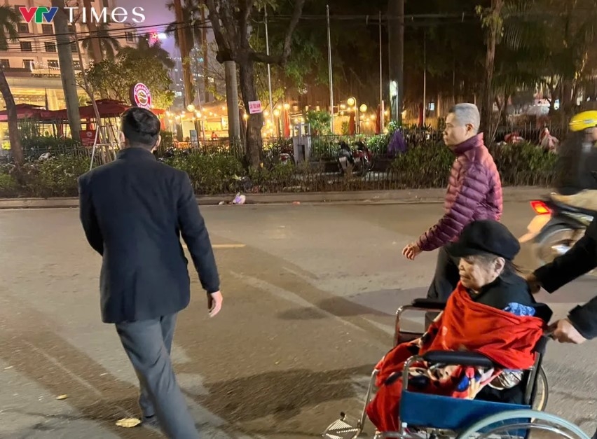 Vị đại diện chủ đầu tư này cho biết thêm, trước đây đã có 4 hộ gia đình được thông báo di dời, nay di dời khẩn cấp thêm 11 hộ. Nhà thầu sẽ làm việc lại với từng hộ gia đình, theo dự kiến tất cả các hộ dân sẽ thực hiện tản cư trong thời gian 1 tháng.
