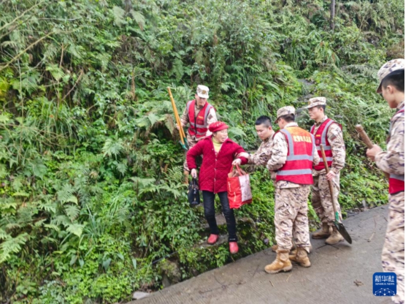 Các lực lượng cứu hộ di dời người dân đến nơi an toàn. Ảnh: Tân Hoa xã