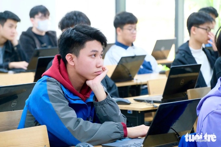 Thí sinh tham gia kỳ thi đánh giá tư duy của Đại học Bách khoa Hà Nội năm 2025 tìm cơ hội xét tuyển vào đại học - Ảnh: Nguyên Bảo