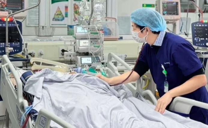 Một bệnh nhân cúm mùa đang điều trị tại tuyến y tế trung ương. (Ảnh: Đặng Thanh)