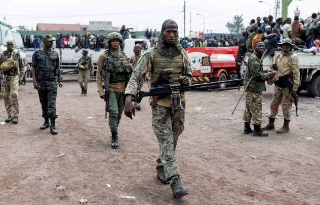 Các thành viên M23 tuyển thêm lực lượng tại TP.Goma (CHDC Congo) ngày 30/1. Ảnh: Reuters