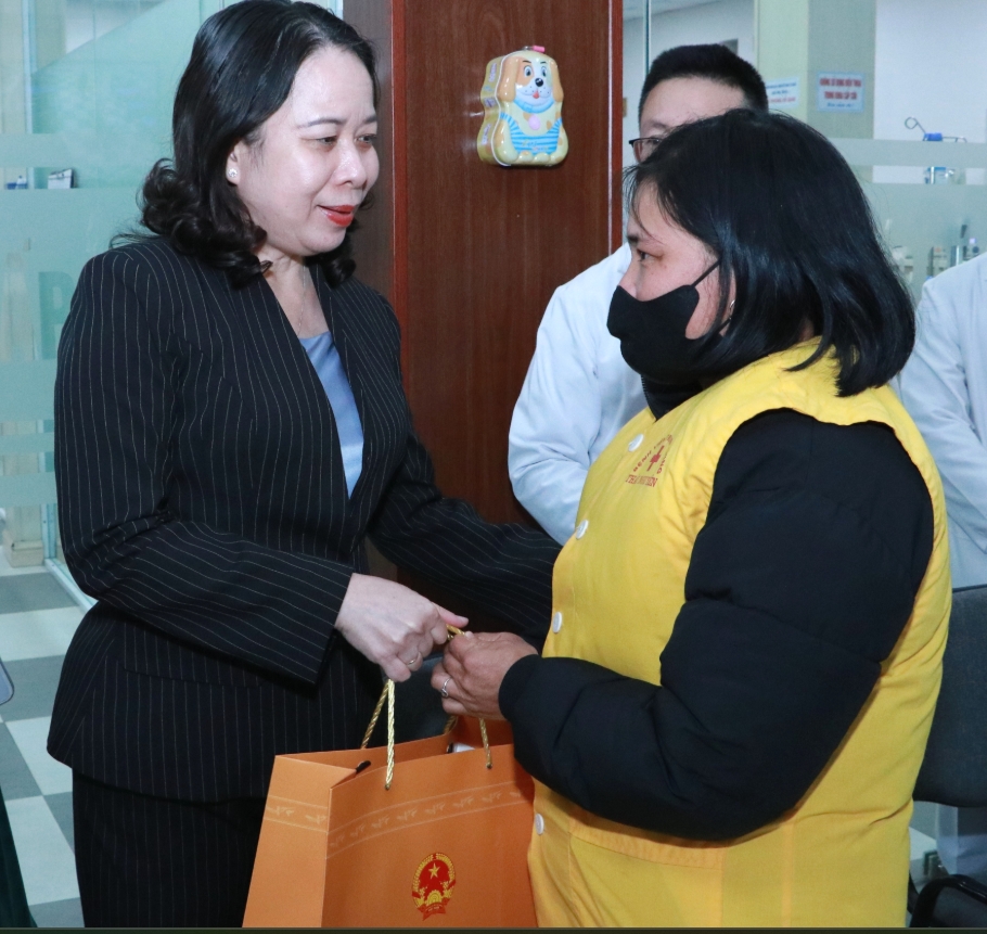 Phó Chủ tịch nước Võ Thị Ánh Xuân thăm và tặng quà bệnh nhân tại Bệnh viện Trung ương Thái Nguyên