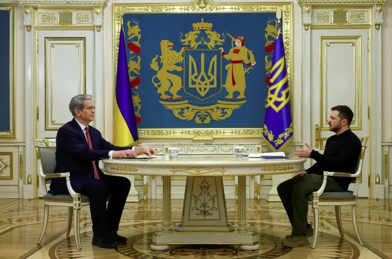Bộ trưởng Tài chính Mỹ Scott Bessent (trái) gặp Tổng thống Ukraine Volodymyr Zelensky (phải). Ảnh: Reuters