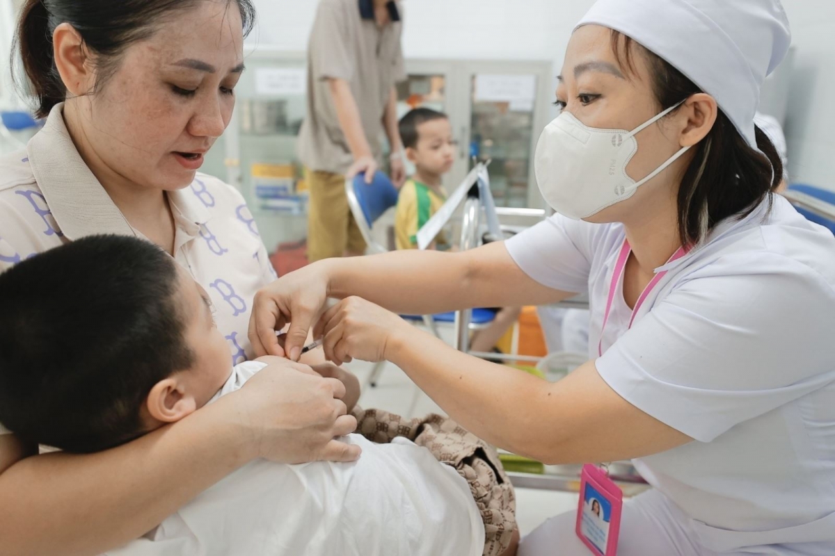 Tiêm vaccine phòng sởi cho trẻ. Ảnh: PV
