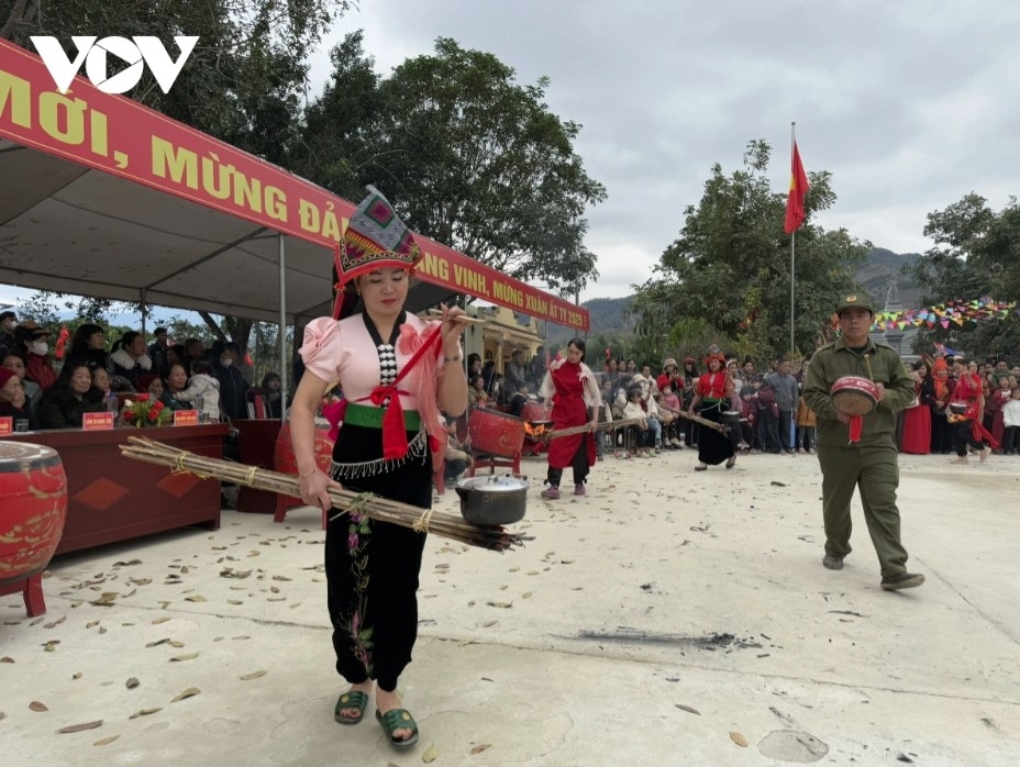The event features a rice cooking contest.