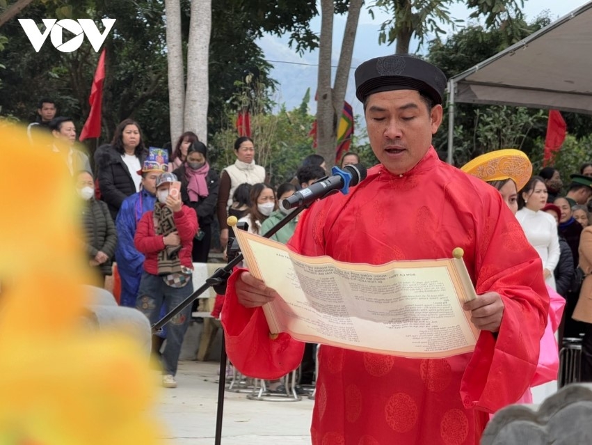 In 1975, the temple was moved to Song Ma border district in Son La province.