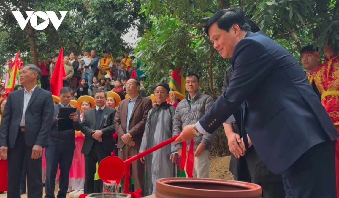 The festival opens with a water procession from Song Ma (Ma River) to the Hai Ba Trung (Trung Sisters) Temple.