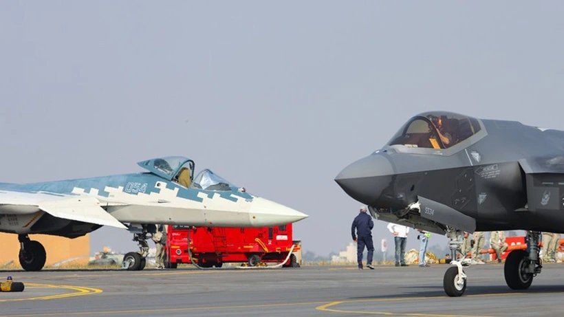 Tiêm kích Su-57 của Nga và F-35 của Mỹ cùng tham gia triển lãm hàng không Aero India 2025 tại Yelahanka, Bengaluru, Karnataka, Ấn Độ. Ảnh: Getty