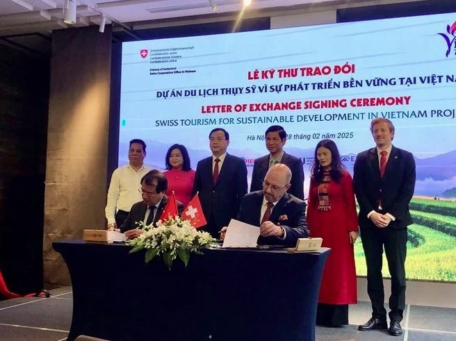 Swiss Ambassador to Vietnam Thomas Gass and Deputy Director of the Vietnam National Authority of Tourism Ha Van Sieu sign a Letter of Exchange.
