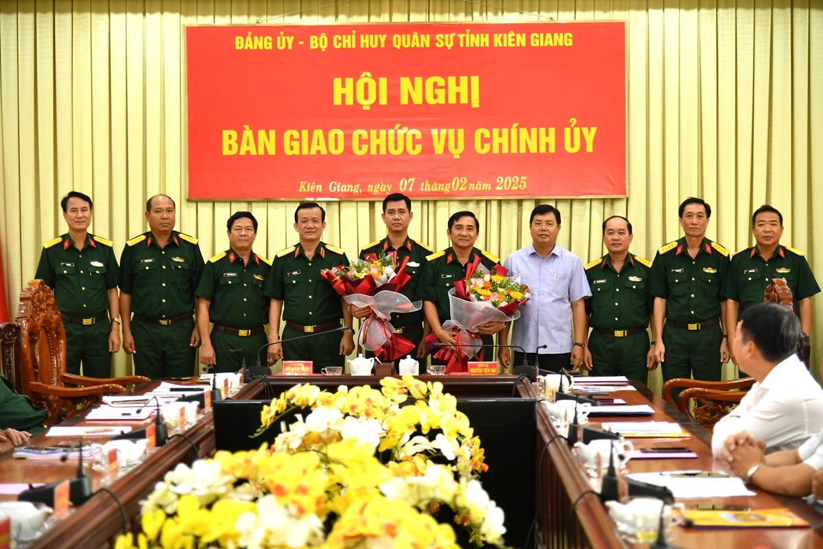 Thiếu tướng Hồ Văn Thái, Bí thư Đảng ủy – Chính ủy Quân khu 9 (thứ 4 từ trái qua); ông Nguyễn Tiến Hải - Ủy viên Trung ương Đảng, Bí thư Tỉnh ủy, Bí thư Đảng ủy Quân sự tỉnh (thứ 4 từ phải qua) trao hoa chúc mừng cho Đại tá Lê Hoàng Vũ (thứ 5 từ phải qua) và đại tá Huỳnh Văn Khởi.