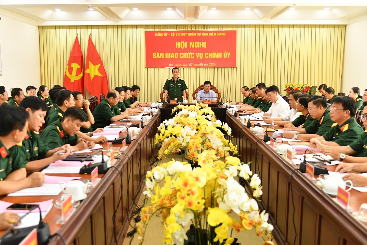 Thiếu tướng Hồ Văn Thái, Bí thư Đảng ủy – Chính ủy Quân khu 9 phát biểu chỉ đạo tại hội nghị.
