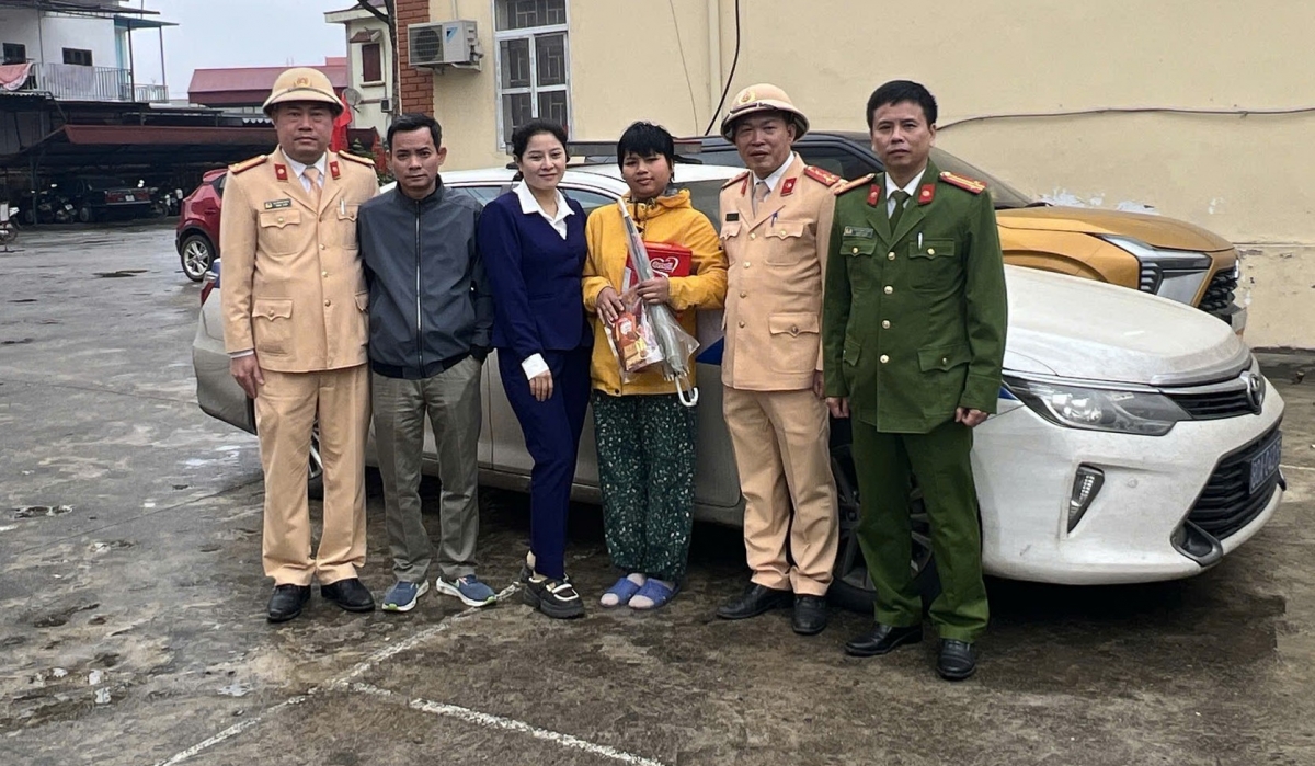 Người thân đến nhận bàn giao cháu bé từ cơ quan chức năng