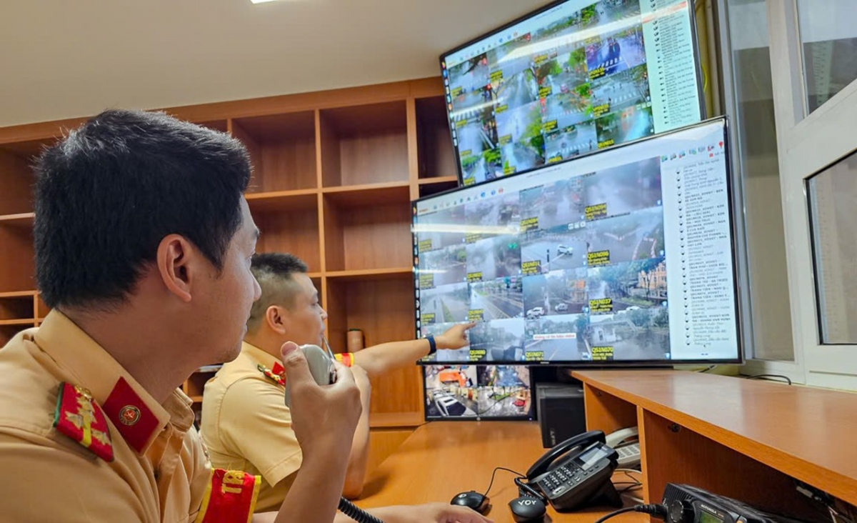 Lực lượng CSGT kiểm soát tình hình giao thông và phát hiện lỗi vi phạm luật giao thông đường bộ qua hệ thống camera