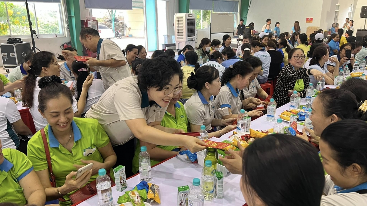 Công ty Taekwang Vina lì xì cho người lao động vào dịp trước Tết Nguyên đán