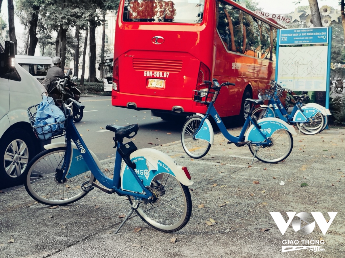 Tại trục đường Lê Duẩn, gần khu vực Thảo Cầm Viên, chỉ lưa thưa vài chiếc xe ở trạm