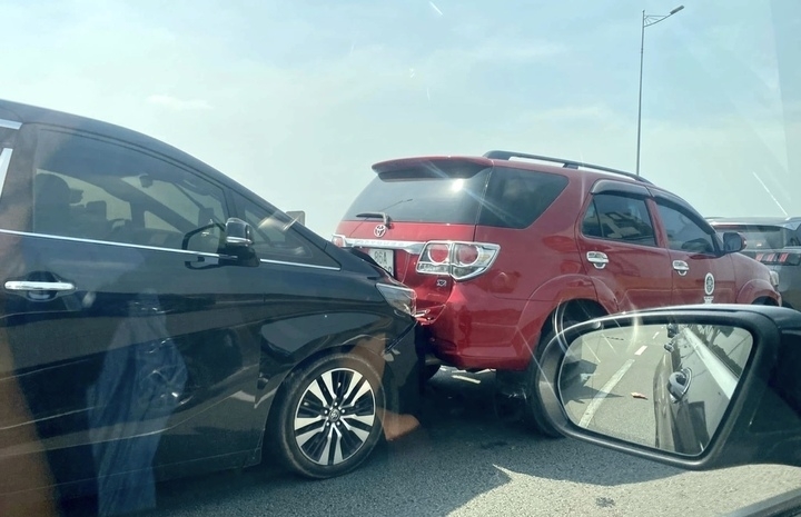 Tai nạn liên hoàn giữa 4 xe ô tô.