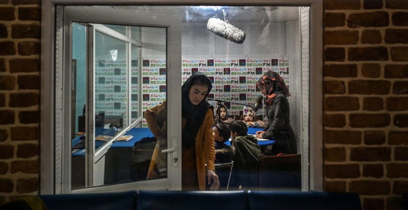 Giáo viên và học sinh đang tham dự một lớp học trực tuyến tại Đài phát thanh Begum ở Kabul. Ảnh: Hector Retamal/AFP/Getty