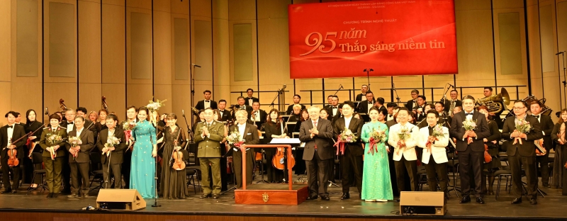 Ông Nguyễn Hoà Bình, Uỷ viên Bộ Chính trị, Phó Thủ tướng Thường trực Chính phủ và Thượng tướng Trần Quốc Tỏ, Ủy viên Trung ương Đảng, Thứ trưởng Bộ Công an tặng hoa các nghệ sĩ sau chương trình. Ảnh: CAND