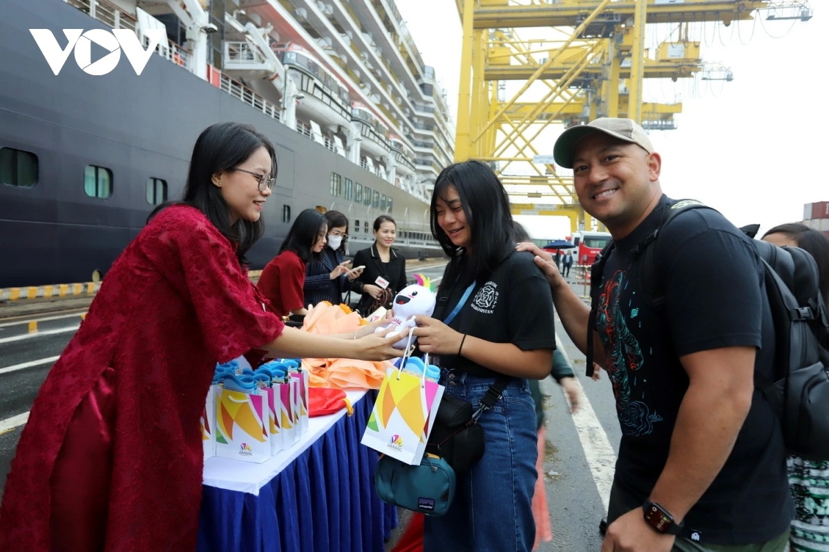 Tặng quà lưu niệm khách du lịch đến bằng đường biển
