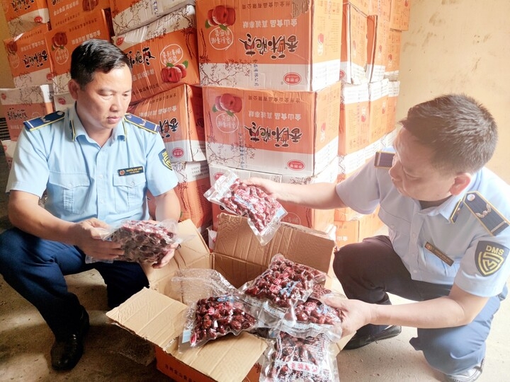 Táo đỏ mang lại doanh thu hơn 320 tỷ đồng trên sàn thương mại điện tử năm 2024, nhưng cũng là mặt hàng bị cơ quan chức năng thu giữ, tiêu hủy liên tục liên quan đến an toàn thực phẩm (Ảnh: QLTT)