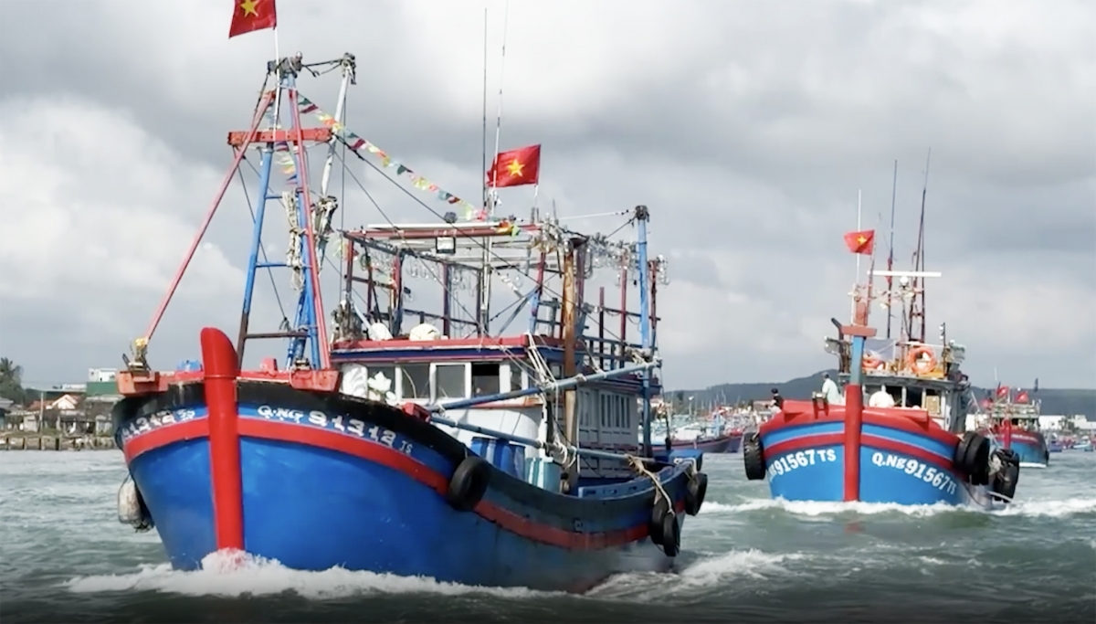 Tàu cá của ngư dân tỉnh Quảng Ngãi xuất bến đánh bắt xa bờ