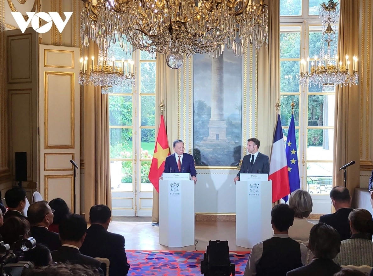 Tổng Bí thư, Chủ tịch nước Tô Lâm và Tổng thống Pháp Emmanuel Macron họp báo chung trong chuyến thăm chính thức Pháp và dự Hội nghị Cấp cao Pháp ngữ lần thứ 19 của Tổng Bí thư, Chủ tịch nước Tô Lâm (04-07/10/2024).