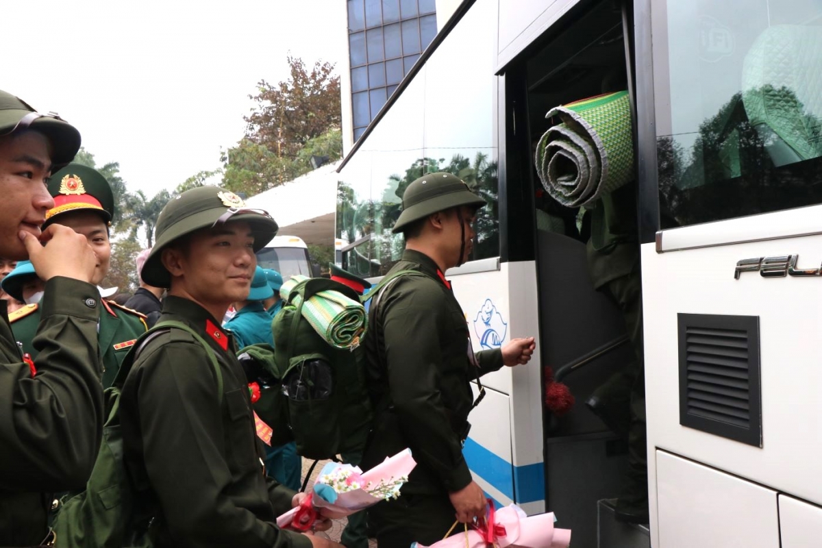 Thanh niên TP Huế lên đường nhập ngũ