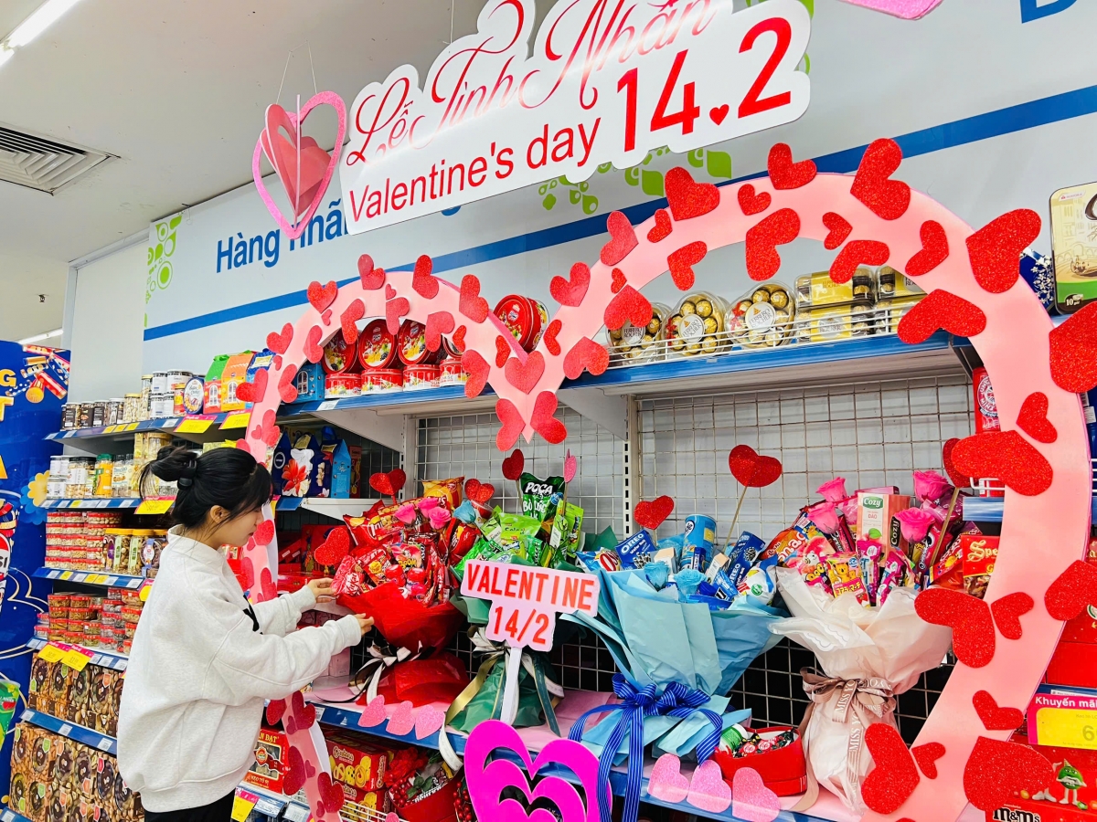 Thị trường Valentine nóng trước giờ bắt đầu