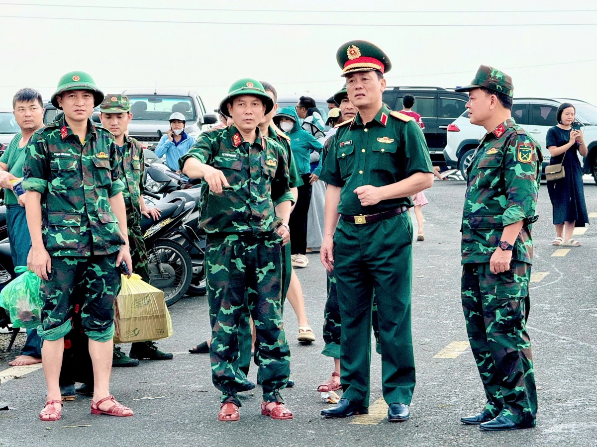 Thiếu tướng Đào Văn Nhận – Phó Tư lệnh kiêm Tham mưu trưởng Bộ Tư lệnh Thủ đô Hà Nội (người thứ 2 từ trái sang) 