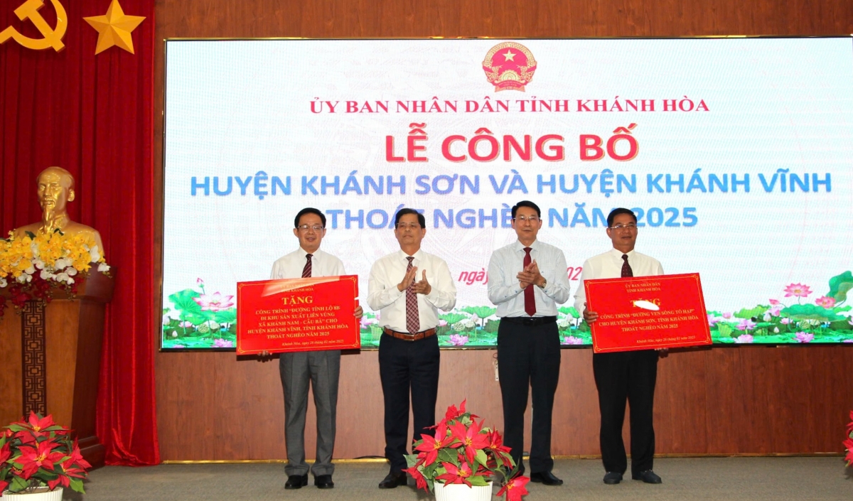 Ông Nguyễn Tấn Tuân, Chủ tịch UBND tỉnh Khánh Hòa (thứ 2 từ trái sang) trao biểu trưng công trình an sinh tặng 2 huyện Khánh Sơn, Khánh Vĩnh