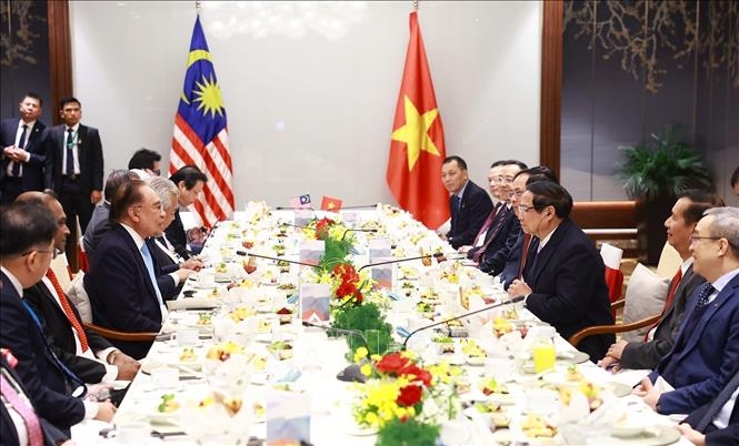 Thủ tướng Phạm Minh Chính làm việc với Thủ tướng Malaysia Anwar Ibrahim. (Ảnh: TTXVN)