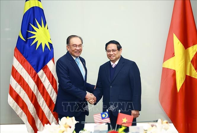Thủ tướng Phạm Minh Chính và Thủ tướng Malaysia Anwar Ibrahim. (Ảnh: TTXVN)