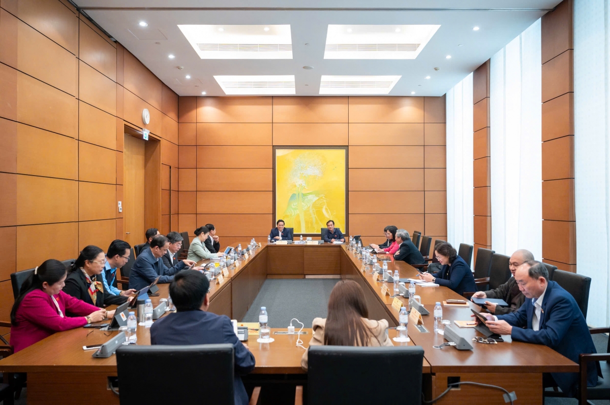 Các đại biểu Quốc hội thảo luận tổ tại Kỳ họp bất thường lần thứ 9, chiều 14/2