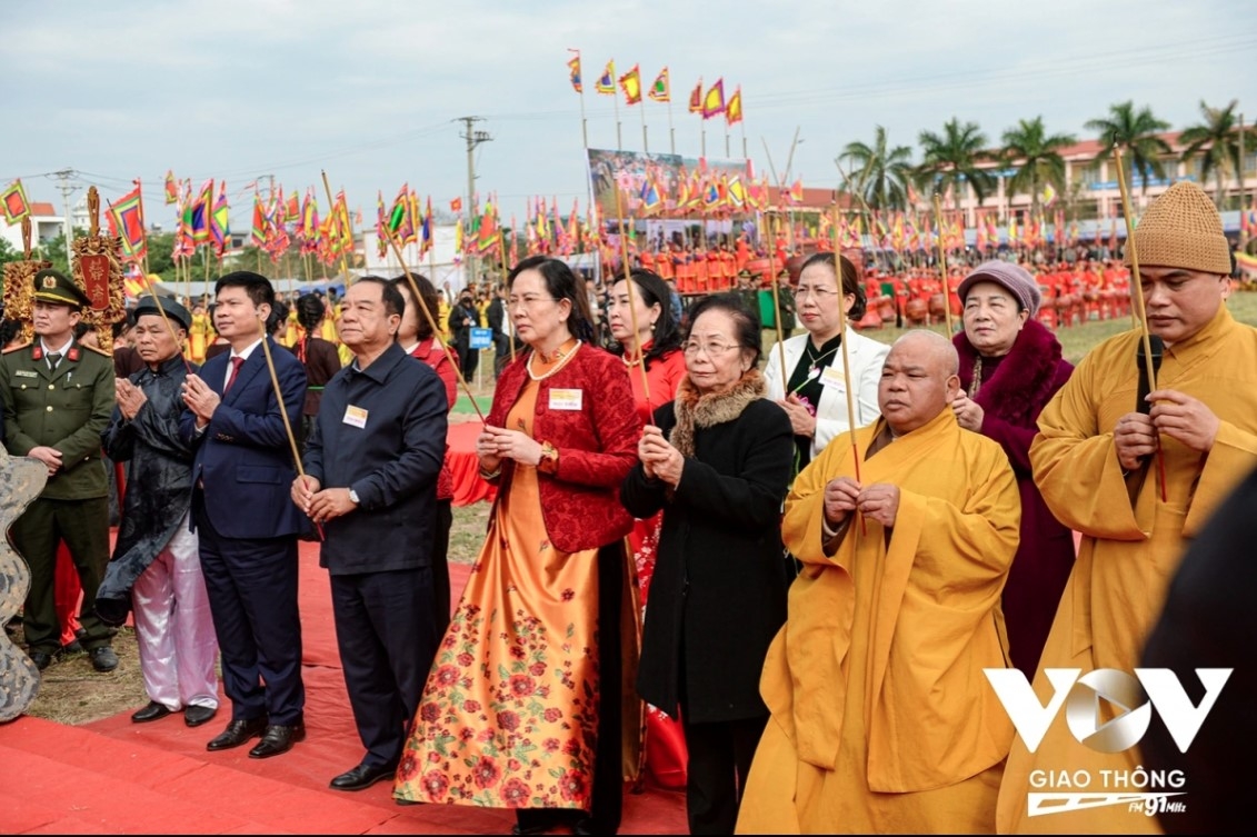 Leaders offer incense in tribute to King Le Dai Hanh before the festival begins.
