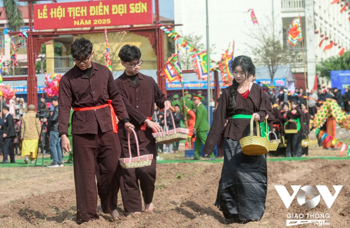 He is then followed by a crowd throwing green peas, peanuts, and rice seeds.