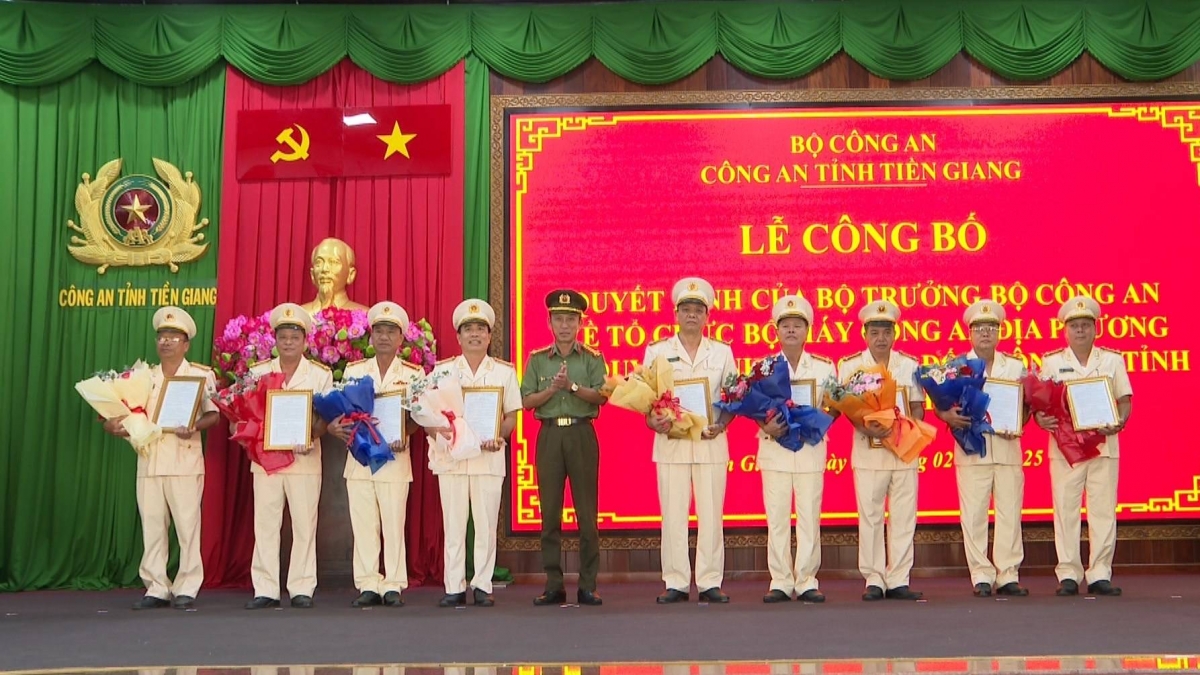 Giám đốc Công an tỉnh Tiền Giang trao các quyết định cho các cá nhân